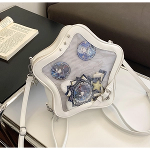 Détail du sac ita blanc en forme d'étoile avec fenêtre transparente et badges anime