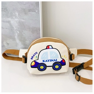 Détail du sac banane en toile pour enfants avec imprimé voiture bleue et boucle noire