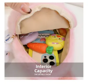 Détails montrant la capacité intérieure du sac à dos lapin rose en peluche