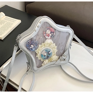 Détail du sac ita étoile argentée avec fenêtre transparente, badges et rivets en étoile