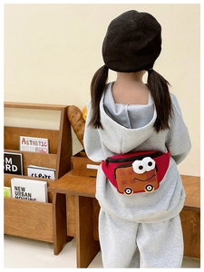 Sac banane rouge pour enfant en forme de voiture avec grands yeux et roues jaunes au dos