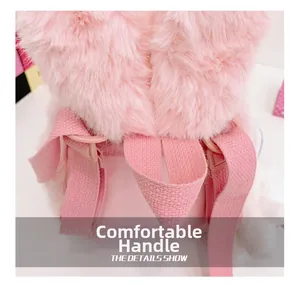 Détail du sac à dos en peluche rose montrant la poignée souple et les bretelles robustes