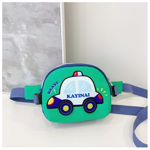 Détail du sac bandoulière vert pour enfants avec motif voiture de police en relief 3D