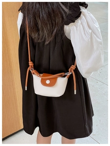 Vue détaillée d'un mini sac bandoulière bicolore blanc et marron avec rabat en similicuir