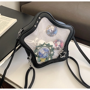 Détail du sac ita en forme d'étoile avec fenêtre transparente et badges de personnages