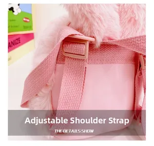 Détail des bretelles roses réglables et texture douce en peluche du sac à dos enfant