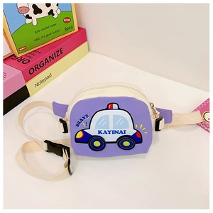 Détail du sac banane enfant violet avec motif voiture de police et sangle ajustable