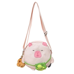 Sac bandoulière rond rose motif capybara avec breloques tortue et biscuit en peluche