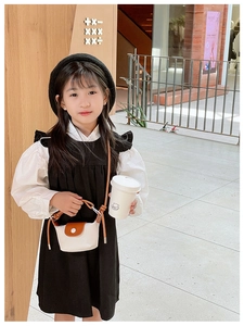 Détail d'un mini sac bandoulière bicolore en cuir grainé blanc avec rabat marron
