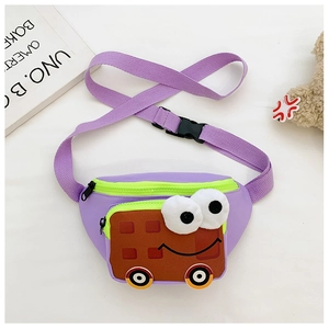 Détail du sac banane enfant violet avec voiture cartoon, yeux 3D et zip vert fluo