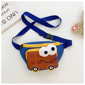 Détail du sac banane bleu pour enfants avec motif bus et grands yeux en peluche