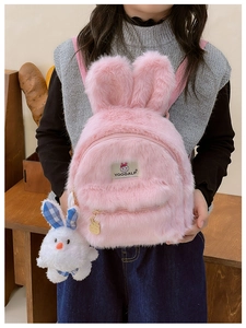 Détail du sac à dos en peluche rose avec oreilles de lapin et pendentif mignon assorti