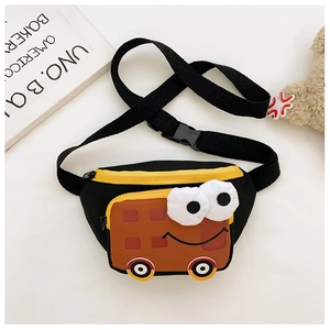 Détail du sac banane enfant motif voiture, grands yeux, fermeture jaune et sangle réglable