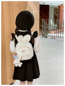 Vue détaillée du dos d'un sac à dos lapin blanc en peluche pour enfant avec oreilles
