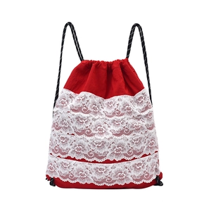 Sac à dos enfant rouge avec cordon de serrage et volants en dentelle florale blanche