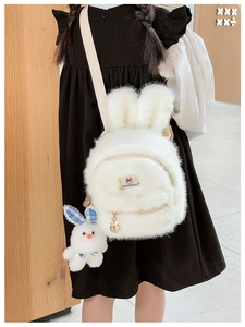 Détail du sac à dos lapin en peluche blanche avec texture douce et petit pendentif