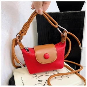 Détail du mini sac bandoulière en cuir avec couleurs contrastées et poignée corde