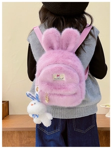 Détail d'un sac à dos lapin en peluche rose avec oreilles 3D et charmant lapin