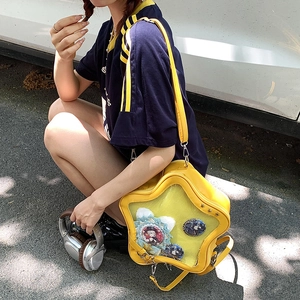 Sac ita jaune en forme d'étoile avec fenêtre transparente et badges d'anime décoratifs