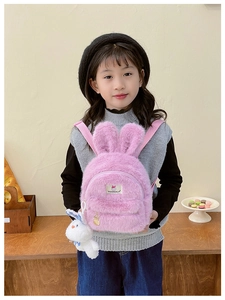 Détail du sac à dos peluche rose montrant la fourrure douce et les oreilles de lapin