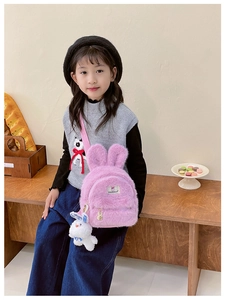 Détail d'un sac à dos lapin en peluche rose avec texture douce et oreilles de lapin