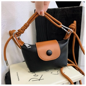 Détail du mini sac à bandoulière pour enfants avec bandoulière en corde tressée marron