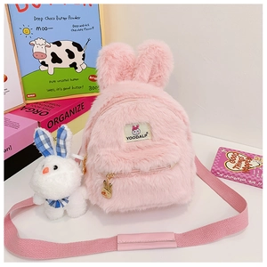 Détail du sac à dos lapin en peluche rose avec pendentif et bretelles réglables