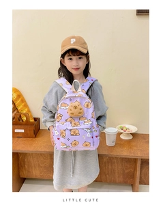Sac à dos enfant violet avec motifs capybara et détail de tête d'animal en peluche