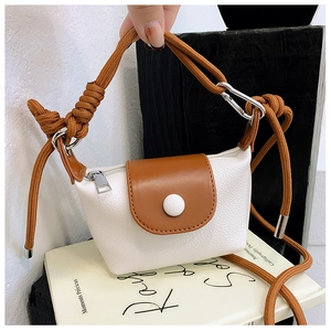 Détail du mini sac bandoulière en cuir blanc avec bandoulière en corde tressée marron