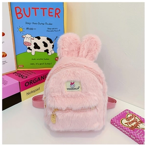 Vue détaillée du sac à dos lapin en peluche rose avec oreilles 3D et étiquette logo
