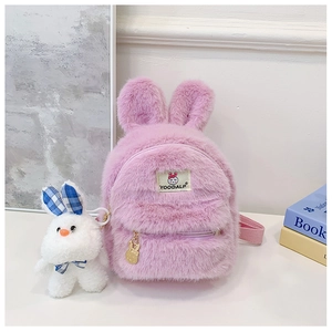 Détail d'un sac à dos en peluche violet avec oreilles de lapin et porte-clés assorti
