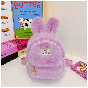 Gros plan du sac à dos lapin en peluche violet avec oreilles 3D et étiquette lapin