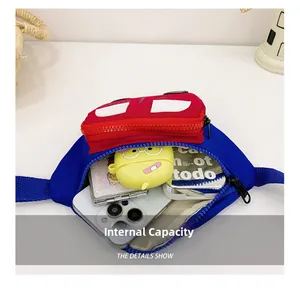 Detalle del espacioso compartimento interior de la riñonera infantil de coche de dibujos