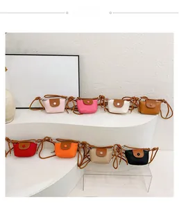 Mini sacs à bandoulière en similicuir pour enfants présentés en huit couleurs variées