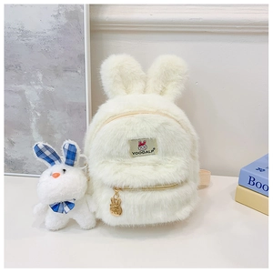 Détail du sac à dos peluche lapin crème avec pendentif assorti et fermeture dorée