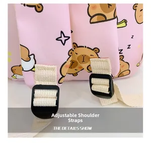 Détail de la sangle réglable et de la boucle en plastique du sac à dos rose Capybara