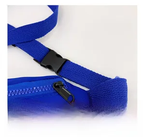 Detalle de la cremallera y tejido azul y rojo de la riñonera infantil de coche