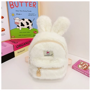 Détail du sac à dos peluche blanc avec oreilles de lapin et fermeture éclair en métal