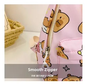Détail d'un sac à dos rose avec fermetures éclair fluides et poches latérales pour enfants