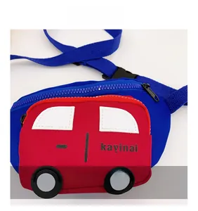 Detalle de riñonera infantil con forma de coche y correa azul ajustable resistente