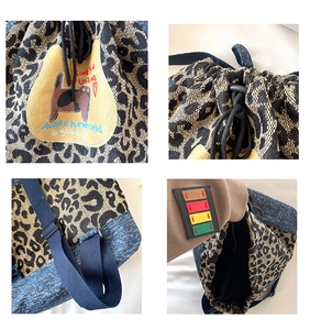 Détails du sac à dos léopard avec écusson de chat et base en denim bleu