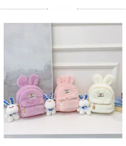 Détail de sac à dos lapin en peluche en violet rose et blanc avec zips lapin dorés