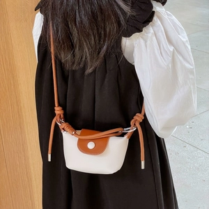 Mini sac bandoulière pour enfants au design bicolore avec texture blanche et bandoulière corde