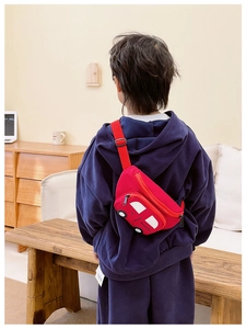 Detalle de la riñonera infantil con forma de coche rojo y correa ajustable para niños