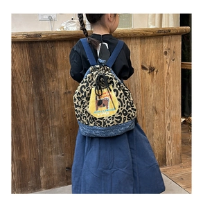 Vue arrière du sac à dos léopard pour enfant avec cordon et écusson chat mignon