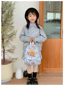 Détail du sac à dos bleu clair pour enfants avec imprimé capybara et peluche 3D décorée