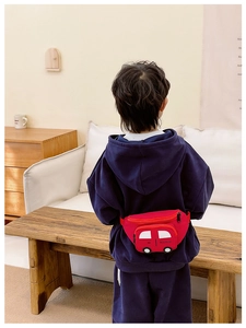 Detalle de la riñonera infantil con forma de coche rojo y correa ajustable de nailon