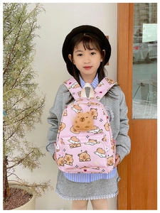 Détail du sac à dos rose à motif capybara avec tête de peluche 3D pour enfants