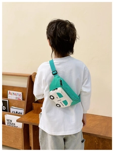 Detalle de correa ajustable en un bolso de lona para niños con forma de coche