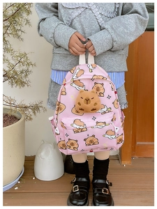 Sac à dos enfant rose avec motifs capybara et détail de poupée en peluche 3D